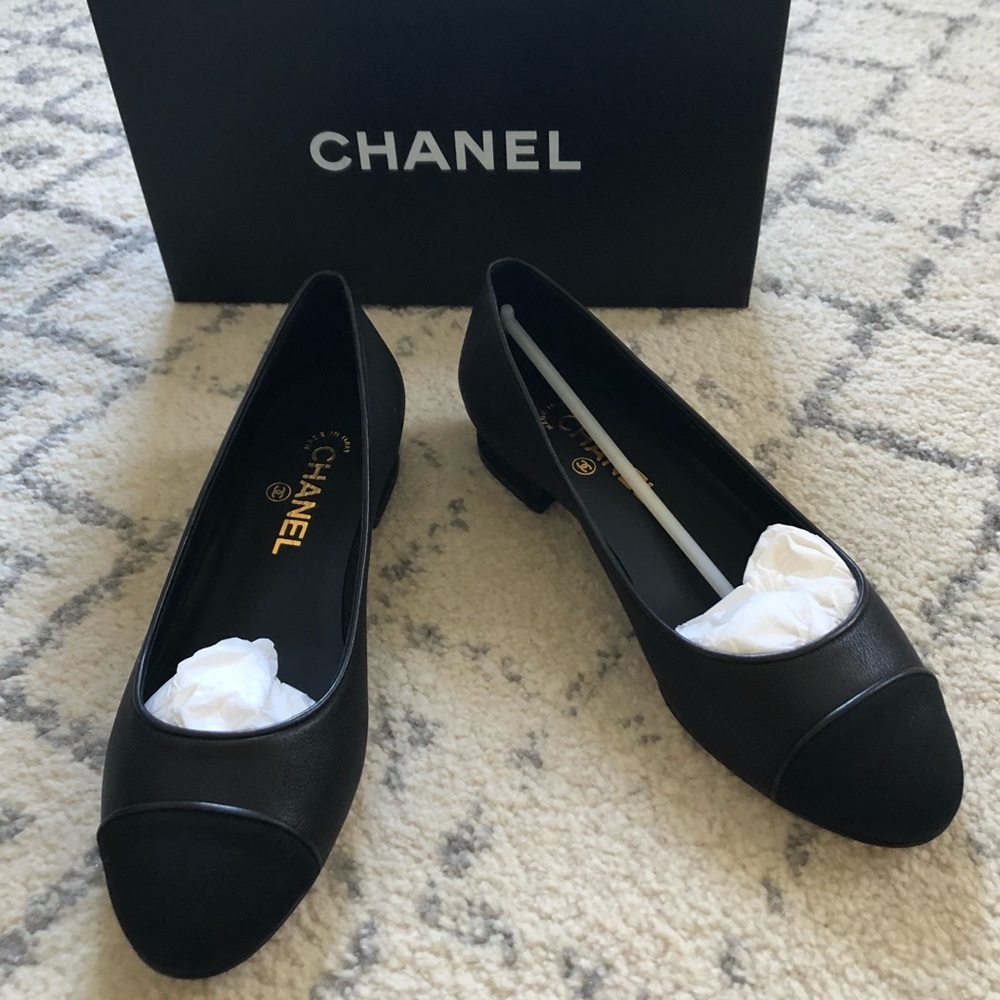 Like New** Chanel Flats Size 39 Authentic